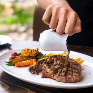 Bò bít tết Đà Lạt ngon nhất là món beefsteak sốt tiêu đen - Beefsteak Bò Hokubee Đà Lạt