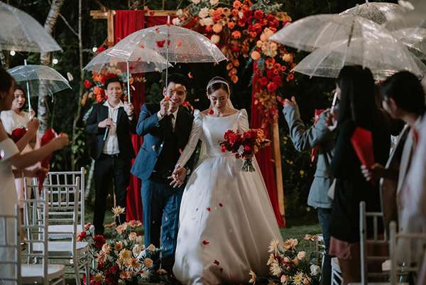 Đám cưới lãng mạn của cặp đôi tổ chức tiệc cưới ngoài trời ở Đà Lạt